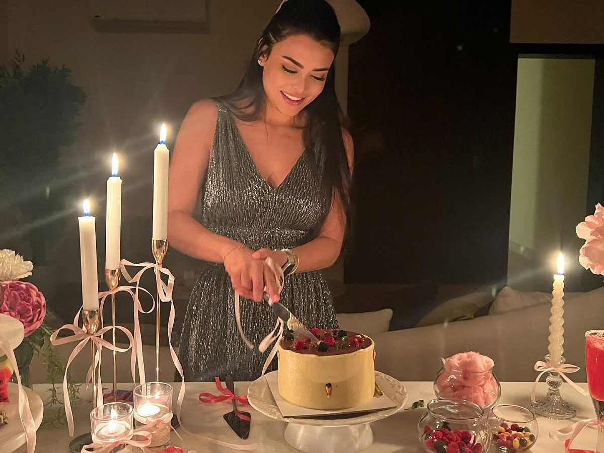صور ملفتة للفنانة أسماء جلال بعد ظهورها مع أبلة فاهيتا 4 الفنانة أسماء جلال