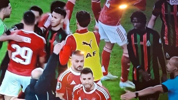 طاهر محمد طاهر يكشف التفاصيل الكاملة لواقعة سكينة المعجون أمام الجيش الملكي 2 اشتباك لاعبي الجيش الملكي مع النادي الأهلي