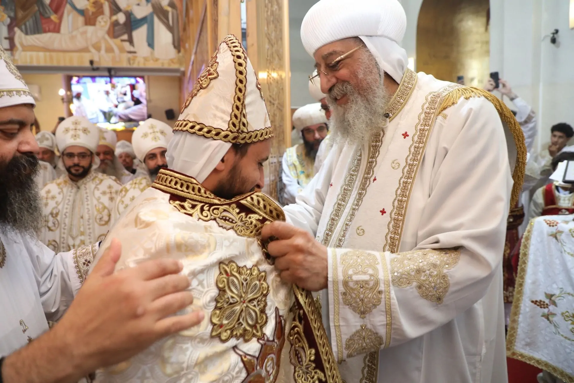 بالصور بيد قداسة البابا تواضروس الثاني سيامة 3 كهنة بالنمسا 3 البابا تواضروس الثاني