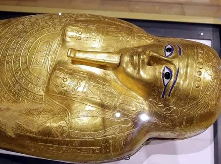 مصر تسترد تابوت ذهبي ثمنه 4 مليون دولار بسبب فستان كيم كارداشيان 4 تابوت نجم عنخ