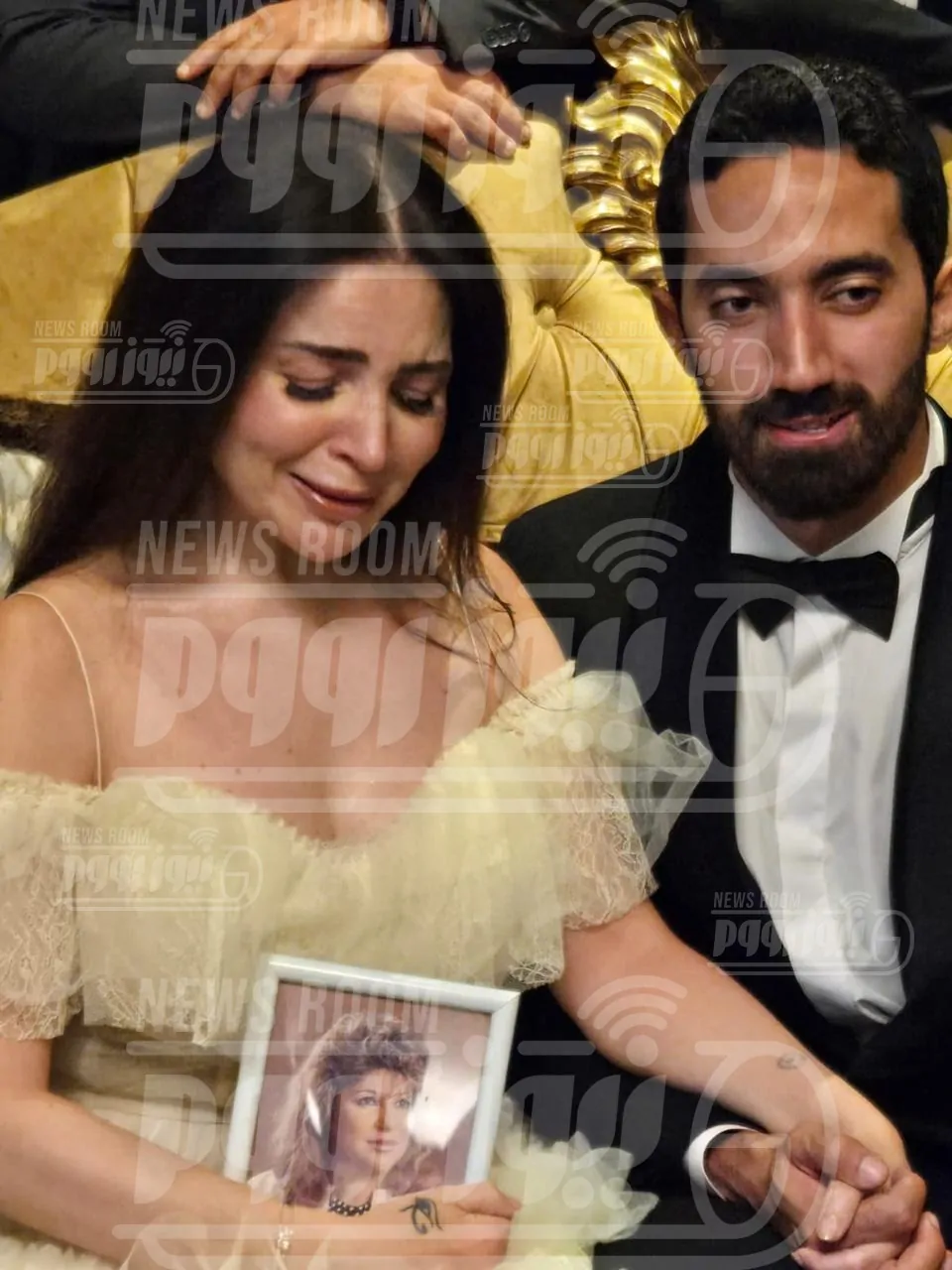 ننشر لحظة مؤثرة لدموع مي عز الدين في عقد قرانها على رجل الأعمال أحمد تيمور بصورة لوالدتها 2 بكاء مي عز الدين