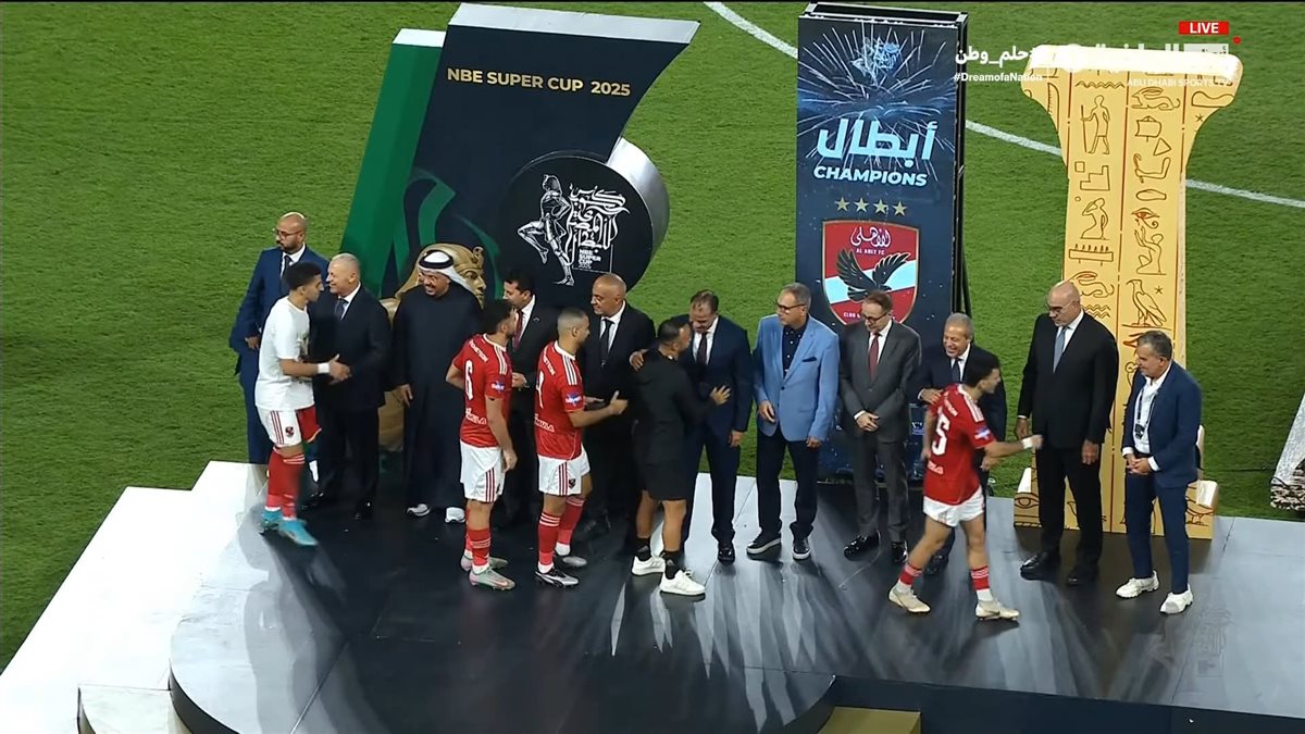 سبب تجاهل زيزو مصافحة نائب رئيس نادي الزمالك هشام نصر 2 تجاهل زيزو لـ هشام نصر