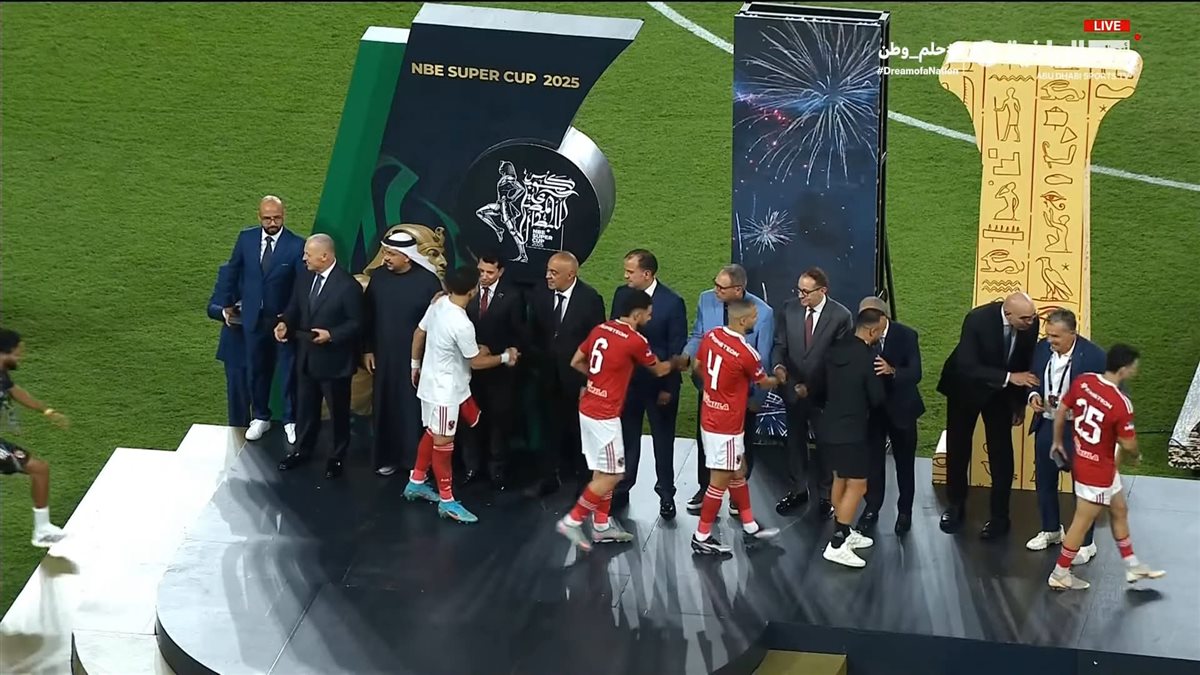 بالصور زيزو يتجاهل مصافحة نائب رئيس الزمالك في تتويج الأهلي بالسوبر المصري 2 تجاهل زيزو لـ هشام نصر