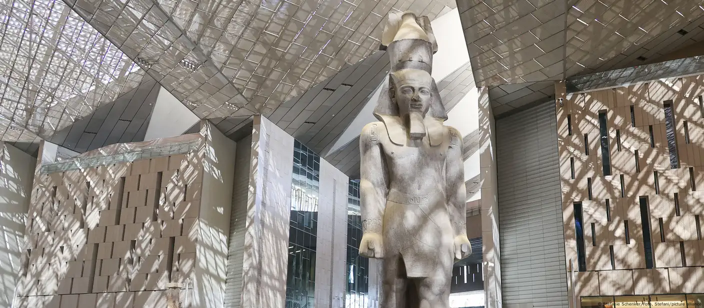 خطة مصر السياحية بعد افتتاح المتحف المصري الكبير تعظيم العوائد وجذب الملايين من الزوار 2 المتحف المصري الكبير