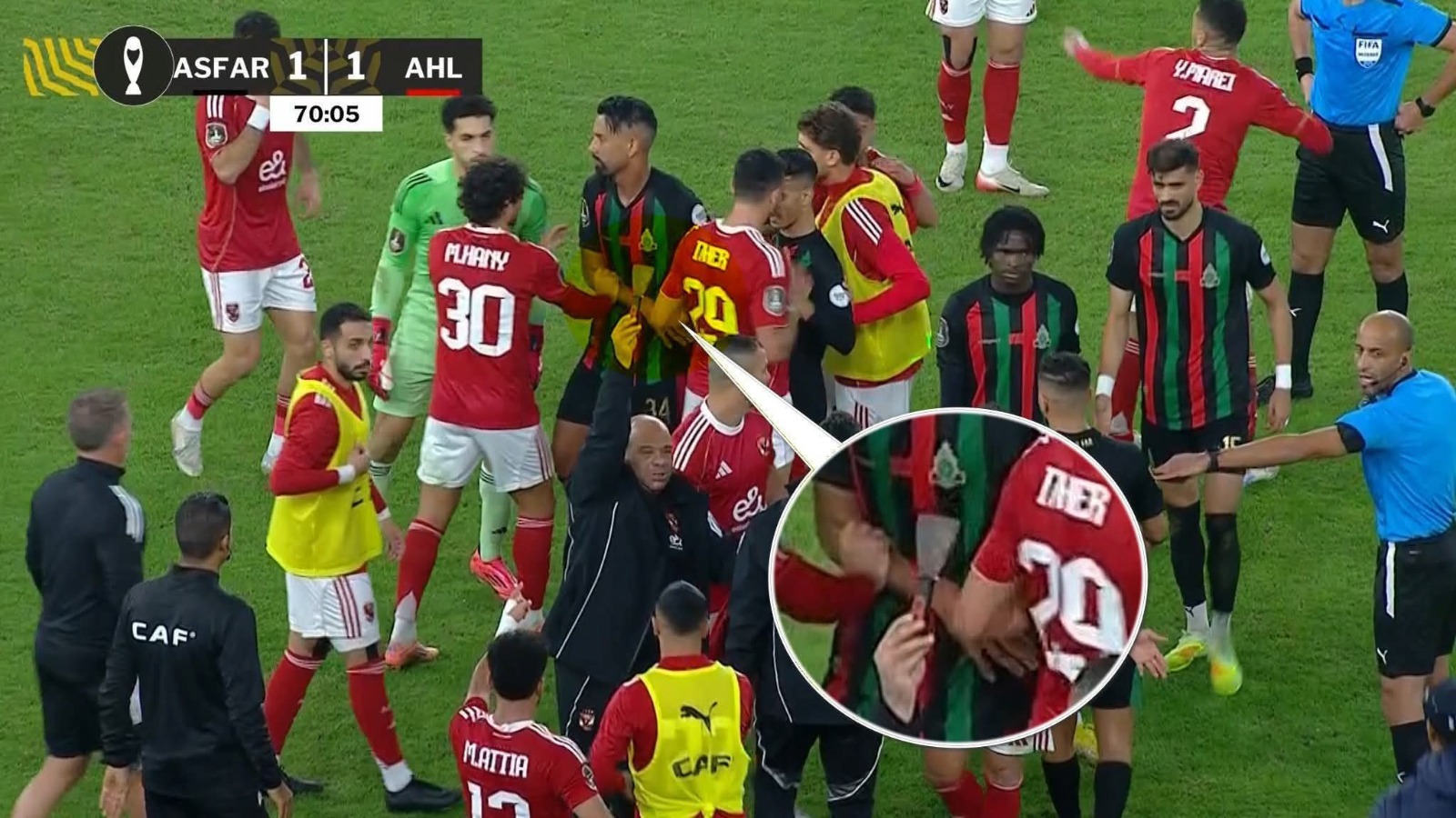 بالفيديو لحظة اشتباك لاعبي الجيش الملكي مع فريق الأهلي لأخذ آلة حادة وإخفائها 2 الأهلي