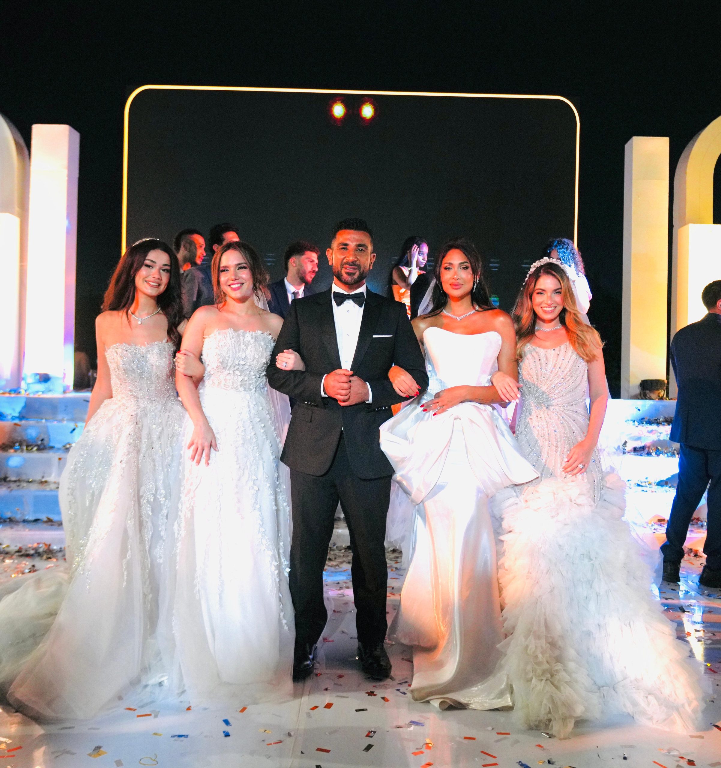 أحمد سعد يثير الجدل ويتصدر التريند عقب توسطه 4 فنانات بفساتين زفاف 4 أحمد سعد يثير الجدل