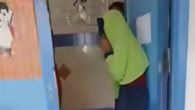 بكاء معلمة بسبب تنمر الطلبة عليها يثير الغضب بمواقع التواصل الاجتماعي 2 بكاء معلمة بسبب تنمر الطلبة1