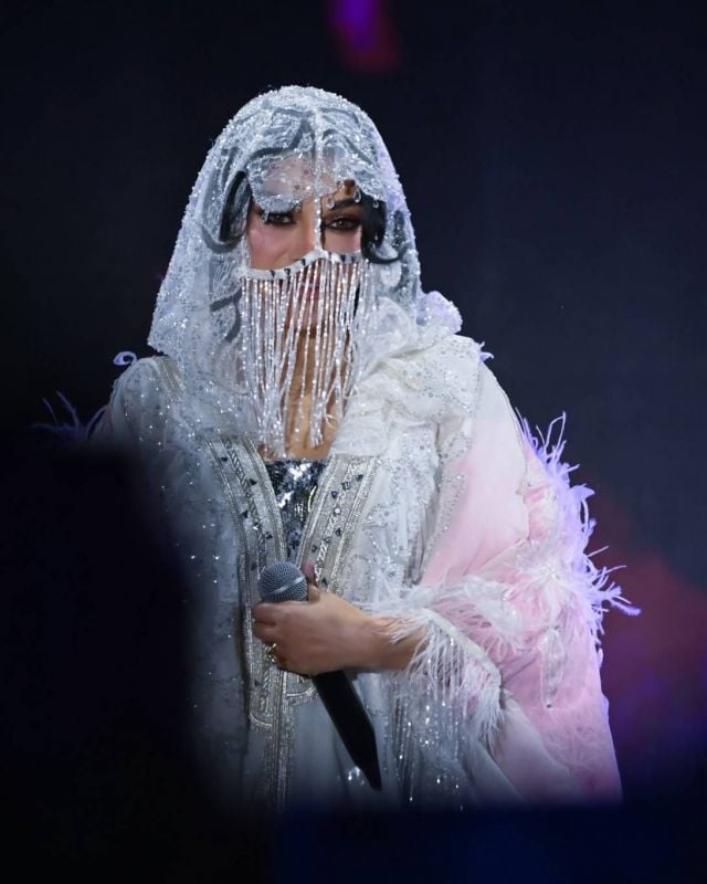 بالبرقع السعودي هيفاء وهبي تخطف الأنظار وتشعل مسرح الرياض صور 3 هيفاء وهبي تخطف الأنظار