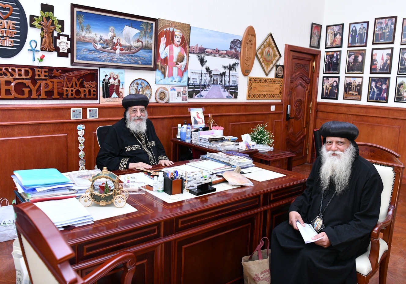 بالصور تفاصيل لقاء البابا تواضروس الثاني بعدد من الآباء الأساقفة والمسؤولين الكنسيين وحفل توقيع كتاب حوارات 13 سنة برحلة قداسته 3 البابا يستقبل نيافة الأنبا متاؤس