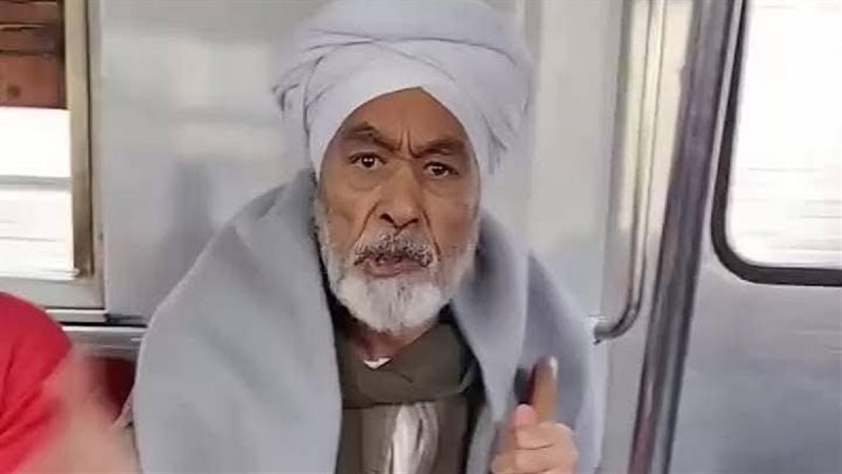 ينفع تقعدي كدة؟ فيديو المترو يشعل مواقع التواصل بعد تعنيف مسن لفتاة 4 خناقة صعيدي مع فتاة