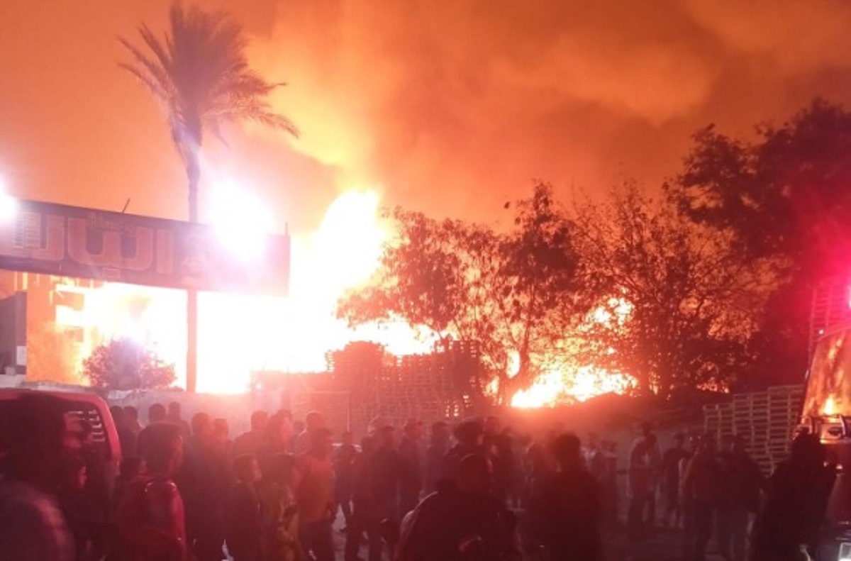 120 دقيقة رعب بالصور تفاصيل حريق مخزن الأخشاب بمنطقة مؤسسة الزكاة بحي المرج 4 حريق مخزن الأخشاب بمنطقة مؤسسة الزكاة المرج
