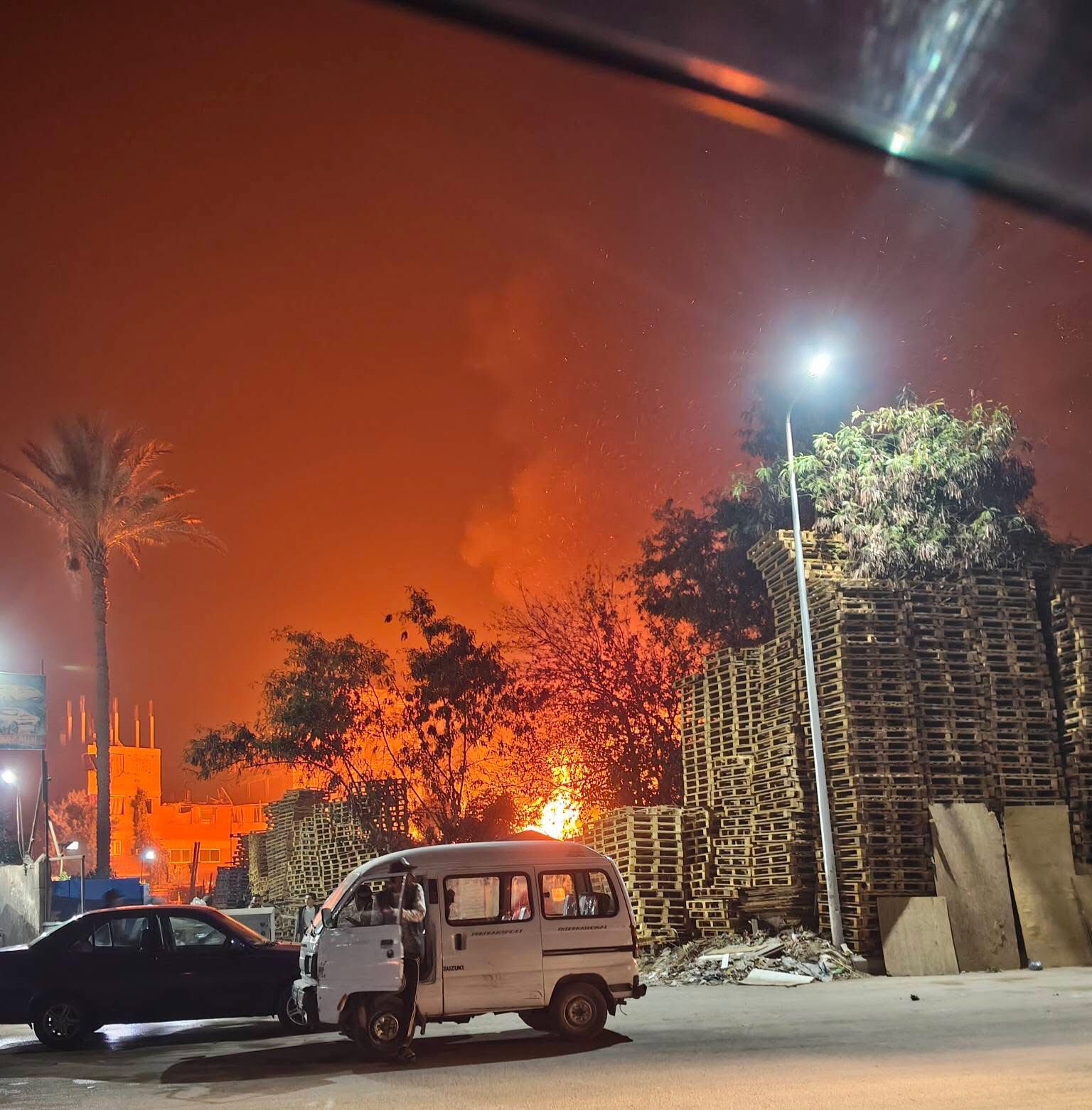 120 دقيقة رعب بالصور تفاصيل حريق مخزن الأخشاب بمنطقة مؤسسة الزكاة بحي المرج 2 حريق مخزن الأخشاب