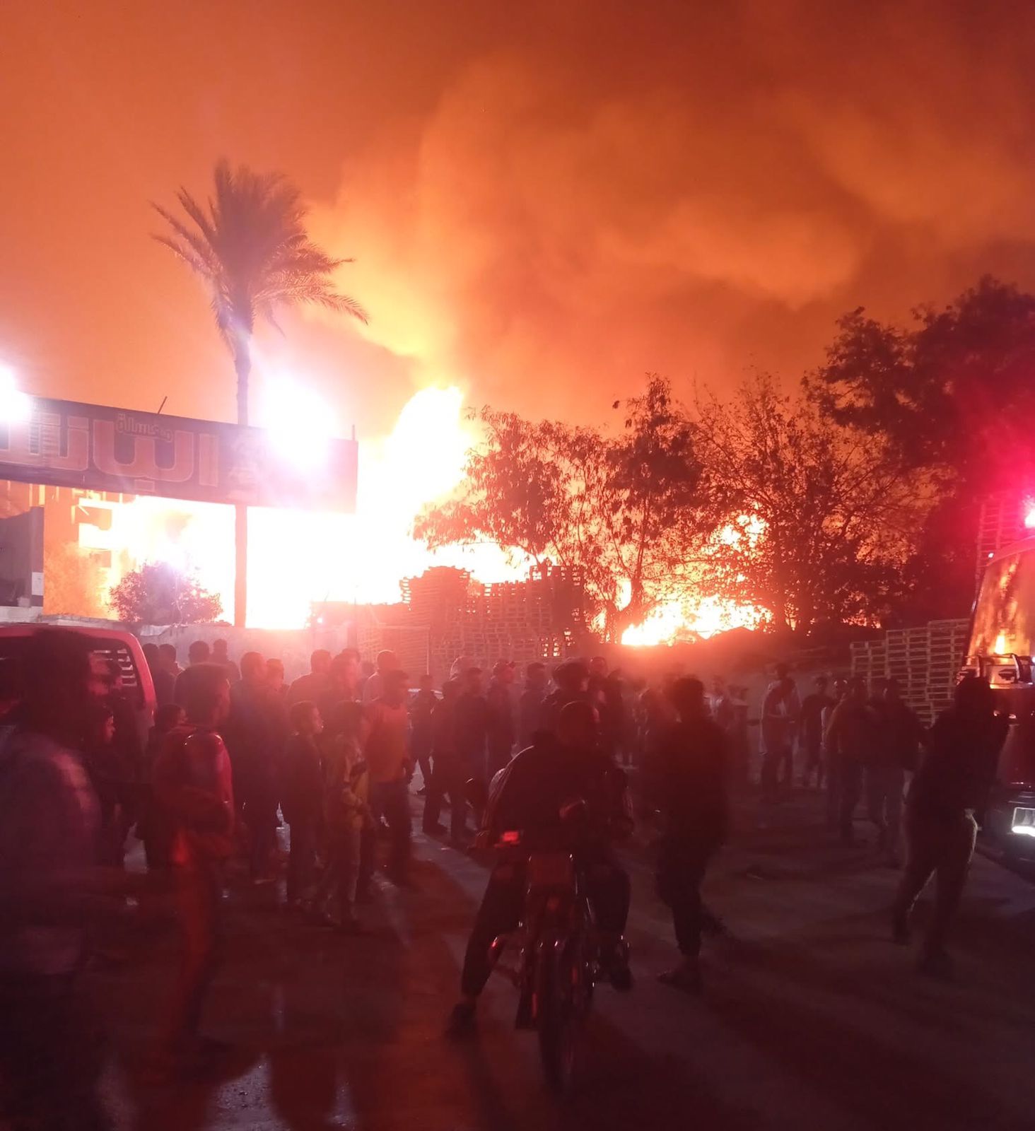 120 دقيقة رعب بالصور تفاصيل حريق مخزن الأخشاب بمنطقة مؤسسة الزكاة بحي المرج 3 حريق مخزن الأخشاب