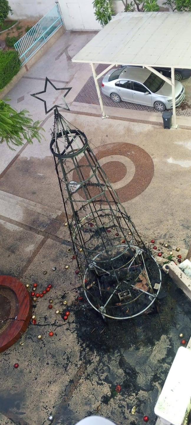 بالصور احراق شجرة الميلاد بمدينة جنين بكنيسة الفادي في باحة دير اللاتين بعد أيام من احتفال الإضاءة 4 احراق شجرة الميلاد بمدينة جنين