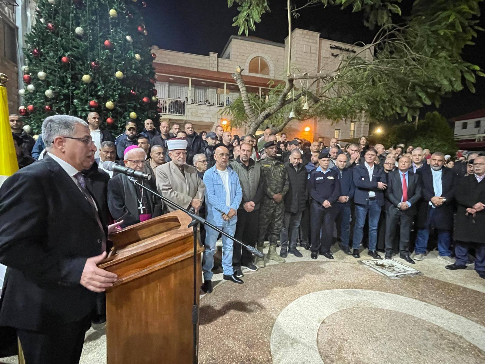 بالفيديو كنيسة الفادي في جنين بعد إحراقها تعيد إضاءة شجرة ومغارة عيد الميلاد 3 كنيسة الفادي في جنين