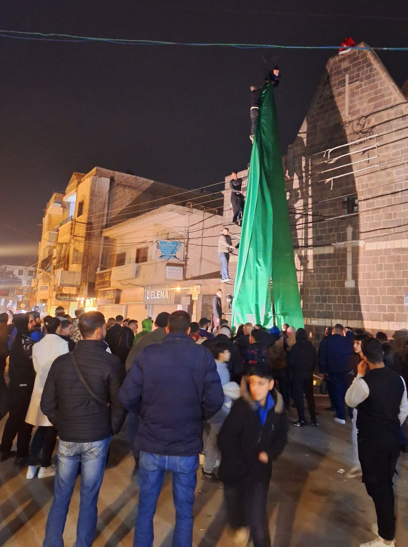بالفيديو حرق شجرة عيد الميلاد بريف دمشق أمام كنيسة في صحنايا وترديد هتافات دينية 3 حرق شجرة عيد الميلاد بريف دمشق