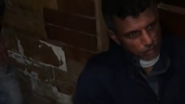 شقيق ناصر البرنس في مشهد إنساني مثير للجدل يفترش الرصيف من المستشفى إلى الشارع شهود يكشفون التفاصيل 2 شقيق ناصر البرنس يفترش الرصيف