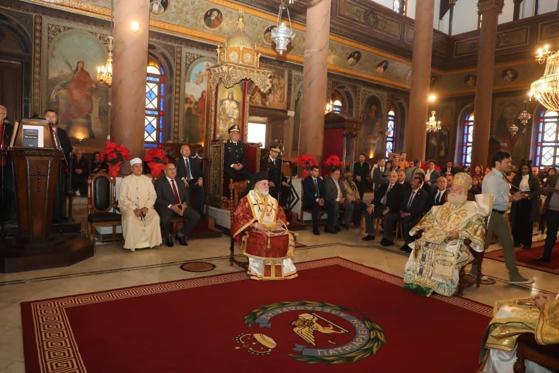 بالصور جدل واسع خلال قداس عيد الميلاد بالقاهرة بعد ظهور شرطي على الكرسي البابوي 3 ظهور شرطي على الكرسي البابوي خلال قداس عيد الميلاد