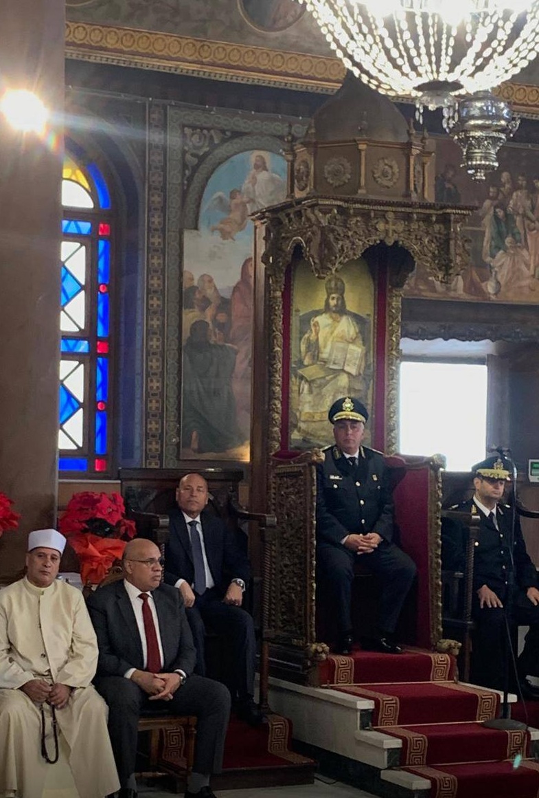 بالصور جدل واسع خلال قداس عيد الميلاد بالقاهرة بعد ظهور شرطي على الكرسي البابوي 2 قداس عيد الميلاد بالقاهرة