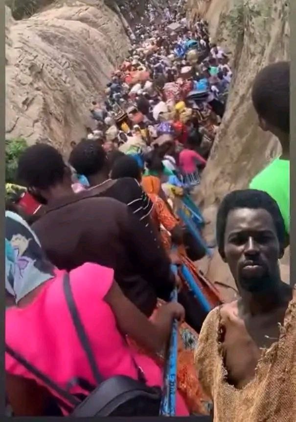 إيبو نوح مدعي النبوة في غانا يتنبأ بوقوع طوفان بني سفينة نوح والألاف يتوافدون إليه والسلطات تعتقله 4 إيبو نوح مدعي النبوة في غانا
