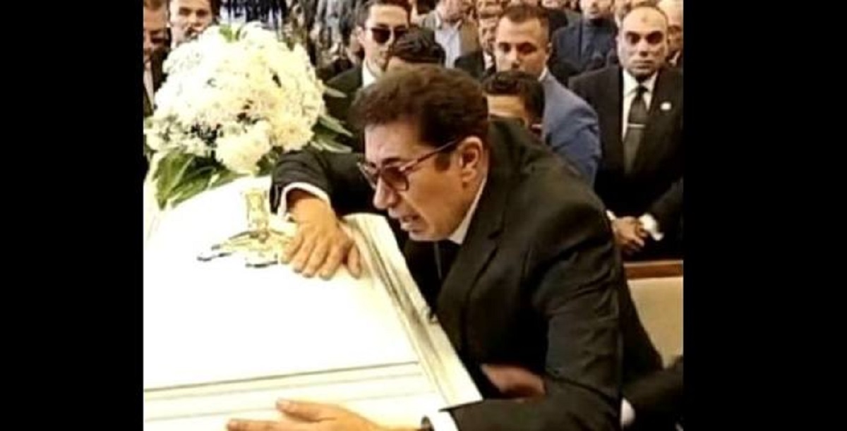 إنهيار الفنان هاني رمزي لحظة وصول جثمان والدته للكنيسة مش عارف أيامى هتبقى عاملة إزاى من بعدك يا أمى 3 إنهيار الفنان هاني رمزي لحظة وصول جثمان والدته