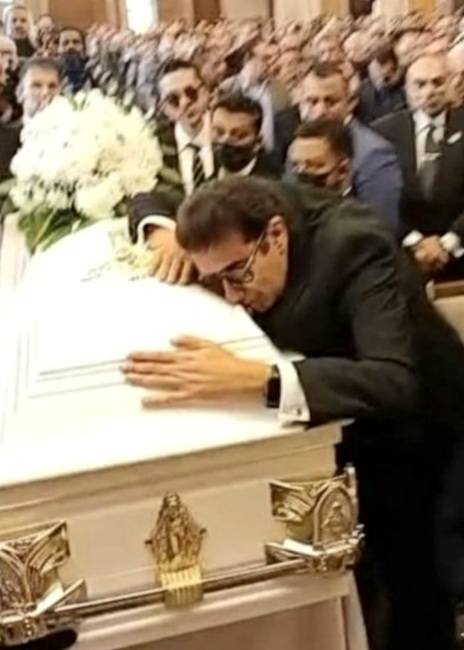 إنهيار الفنان هاني رمزي لحظة وصول جثمان والدته للكنيسة مش عارف أيامى هتبقى عاملة إزاى من بعدك يا أمى 2 إنهيار الفنان هاني رمزي