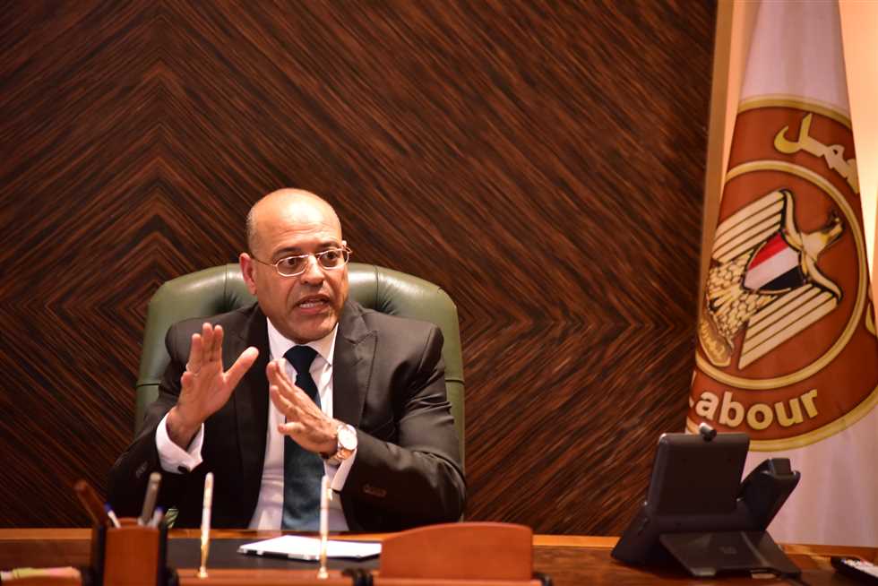 تعليق الدكتور خالد منتصر على بيان وزير العمل حول إجازات غير المسلمين 4 وزير العمل