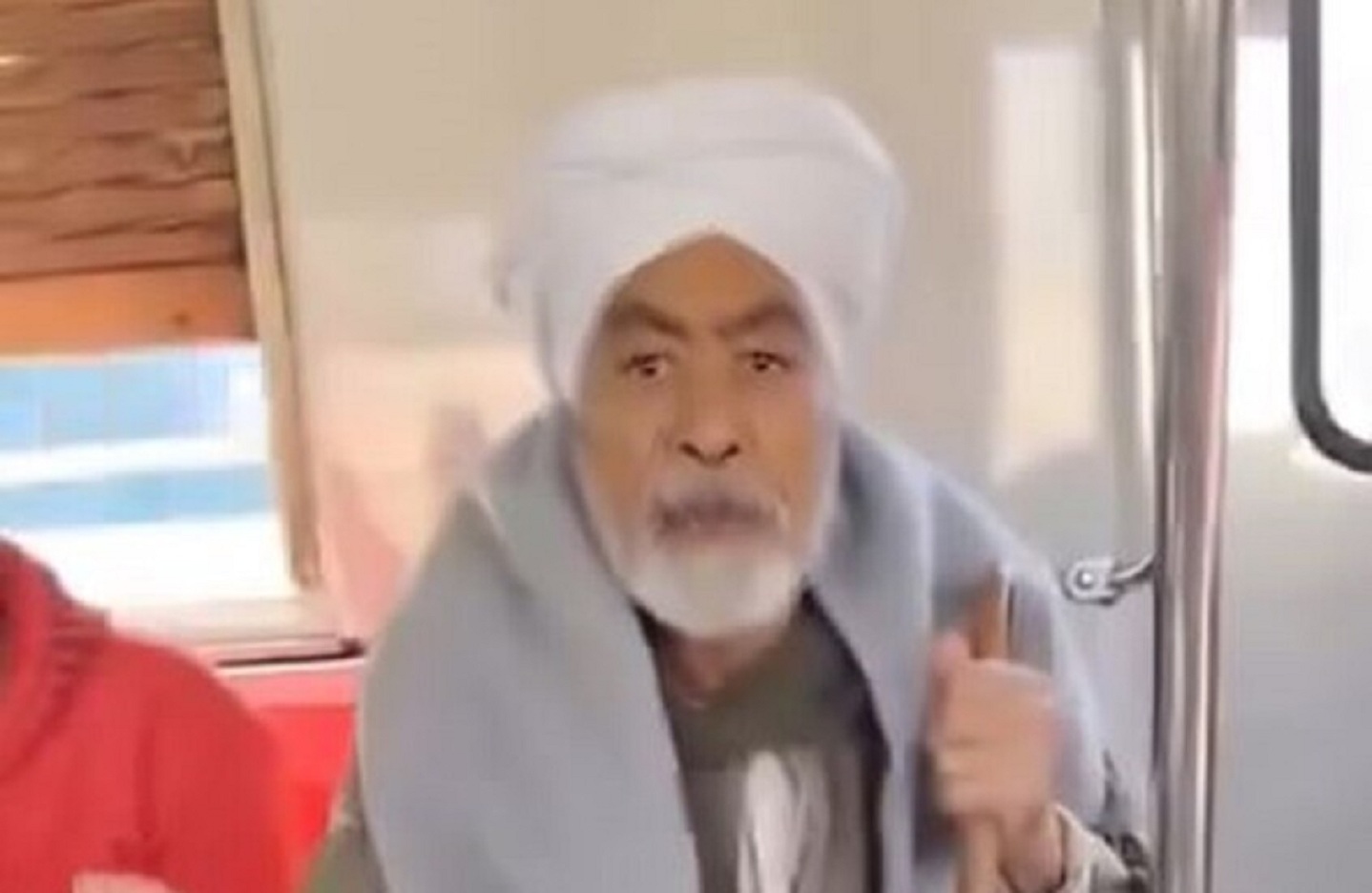 بالفيديو نجل المسن الصعيدي صاحب واقعة المترو يكشف التفاصيل رفضنا اتخاذ إجراءات قانونية 2 مسن مترو حلوان