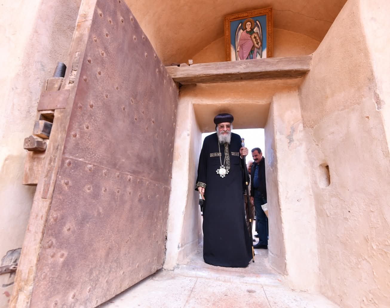 بالصور قداسة البابا تواضروس الثاني يطيب جسد القديس يحنس كاما بدير السريان بوادي النطرون 2 تطيب جسد القديس يحنس كاما