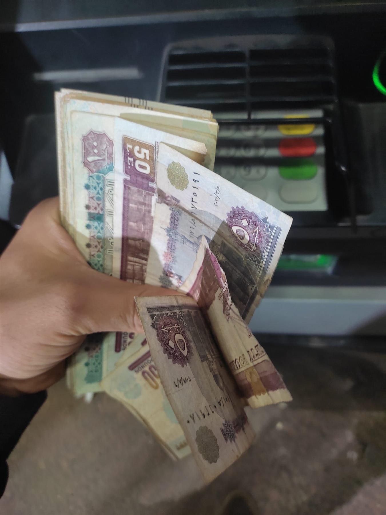تعرف على طريقة استبدال الأموال الممزقة المسحوبة من ماكينات الصراف الآلي 4 استبدال الأموال الممزقة