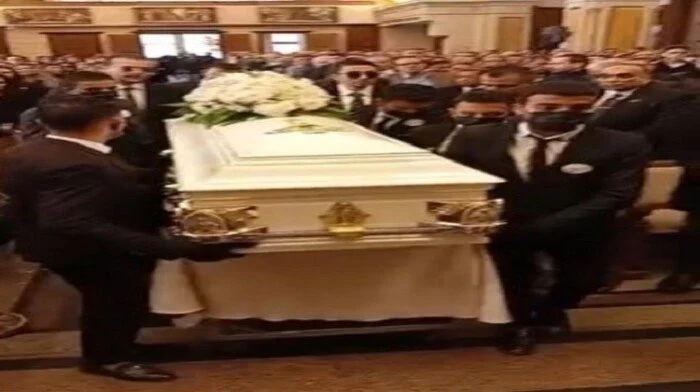 بالفيديو رجاء من الفنان هاني رمزي للصحفيين أثناء تشييع جنازة والدته اعتبروها والدتكم تعبناكم 4 جنازة والدة الفنان هاني رمزي فى الكنيسة
