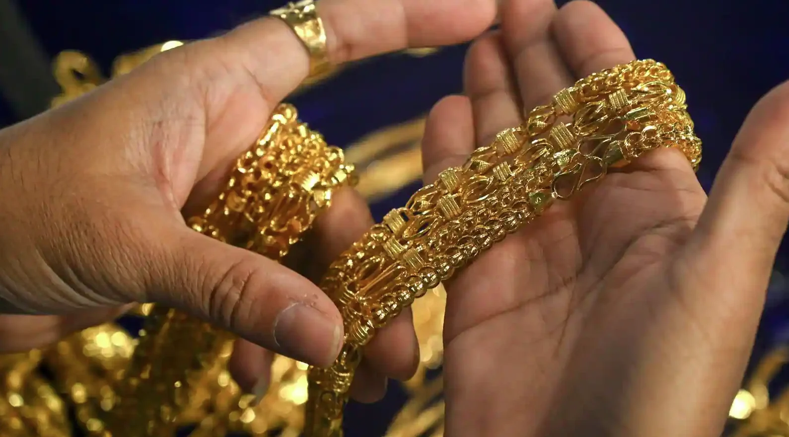 الذهب يشتعل قفزة تاريخية بأسعار المعدن الأصفر عقب الضربة الأمريكية لإيران 3 لماذا ارتفع الذهب