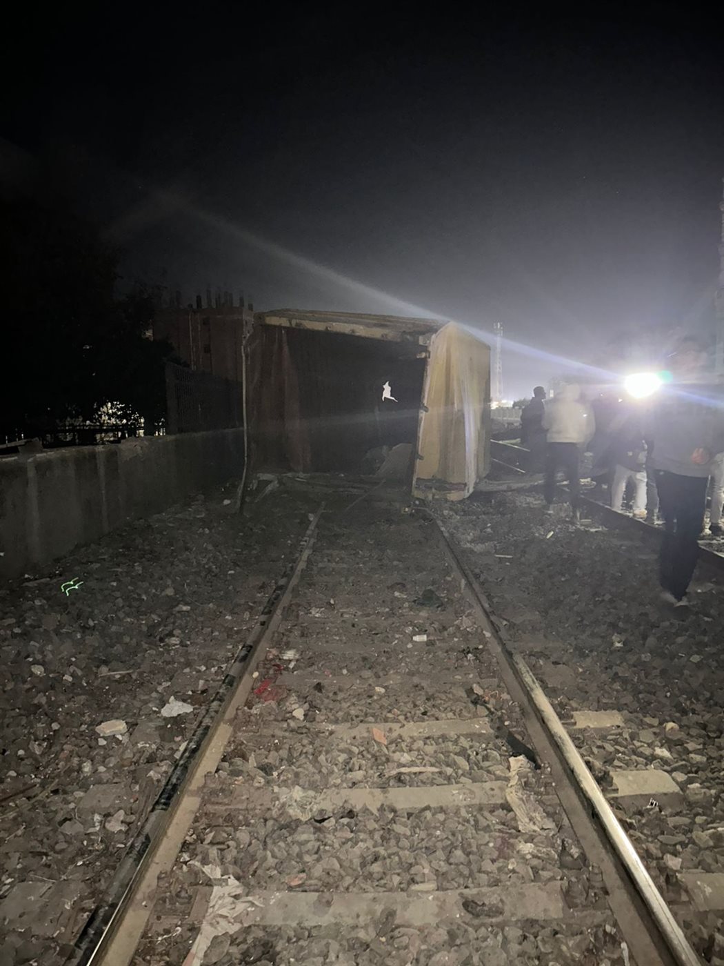 بيان هام من السكك الحديدية تكشف التفاصيل الكاملة وراء حادث قطار طوخ 4 سقوط قطار بضائع
