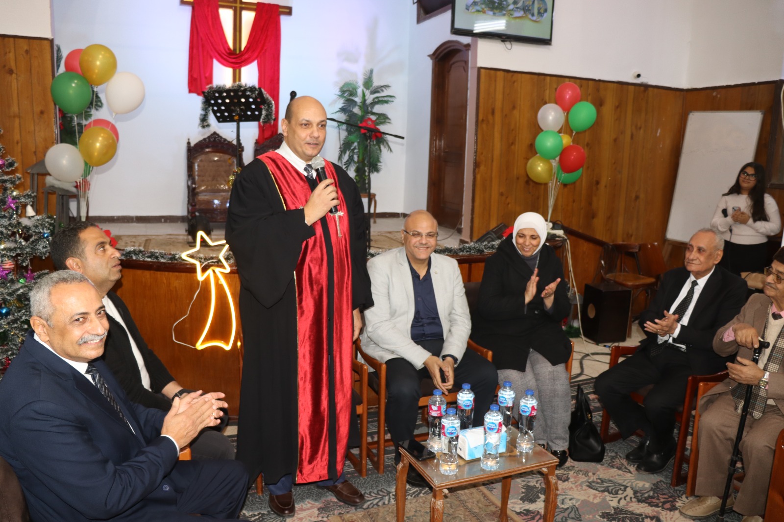 بالصور محافظ القليوبية يتفقد الكنائس ويهنئ القيادات الكنسية بمناسبة العام الميلادي الجديد 2 تهنئة محافظ القليوبية للكنائس