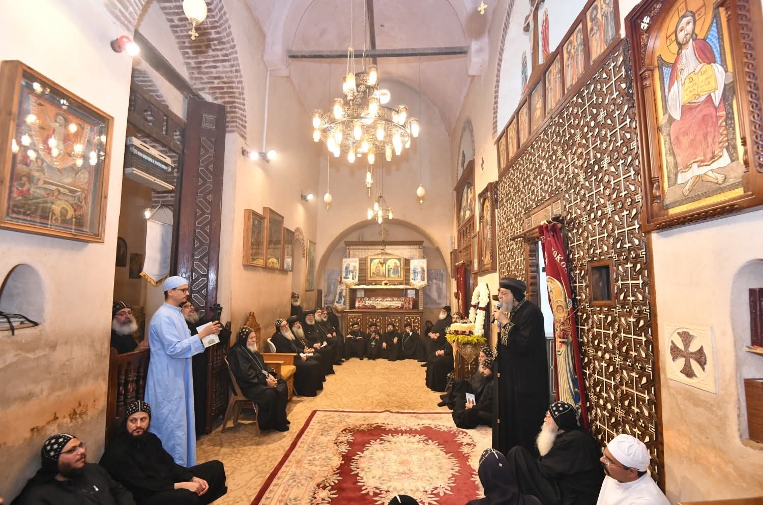 بالصور قداسة البابا تواضروس الثاني يطيب جسد القديس يحنس كاما بدير السريان بوادي النطرون 3 كلمة روحية للبابا تواضروس