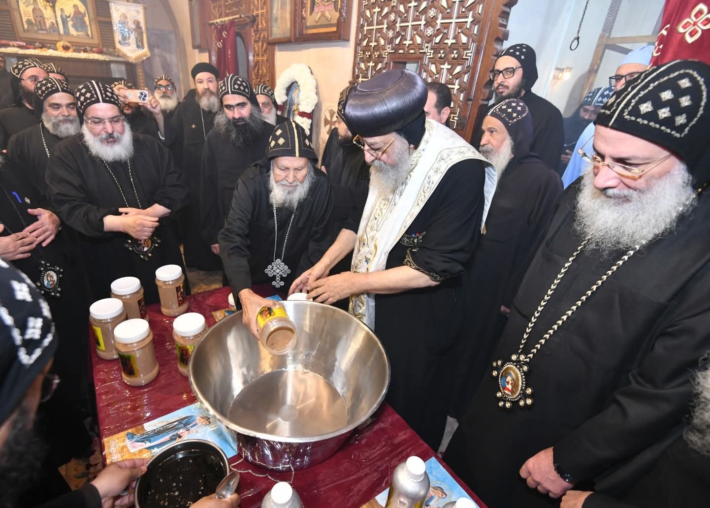 بالصور قداسة البابا تواضروس الثاني يطيب جسد القديس يحنس كاما بدير السريان بوادي النطرون 4 تطيب جسد القديس يحنس كاما