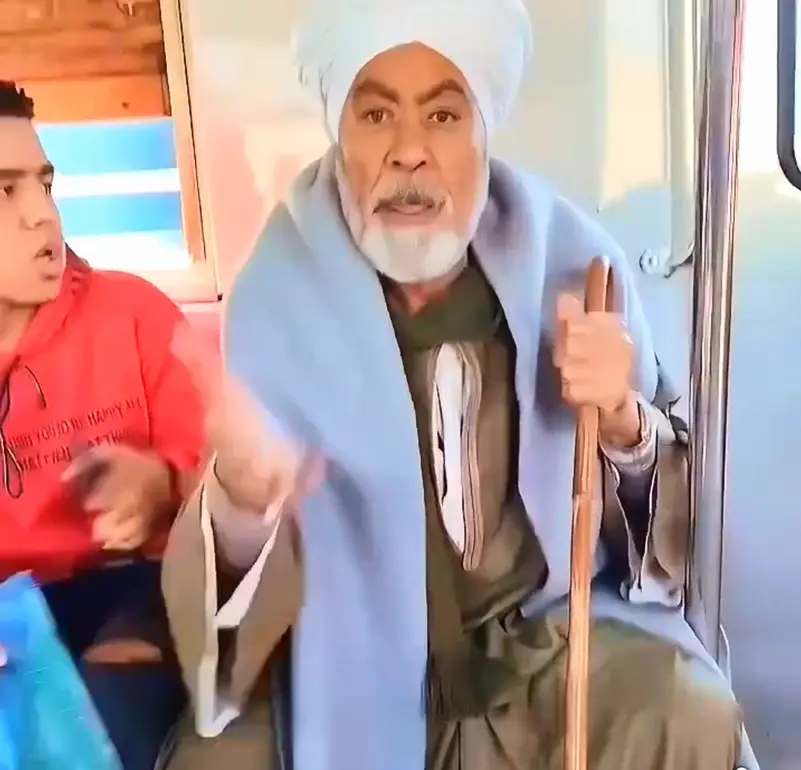 ينفع تقعدي كدة؟ فيديو المترو يشعل مواقع التواصل بعد تعنيف مسن لفتاة 2 فيديو المترو