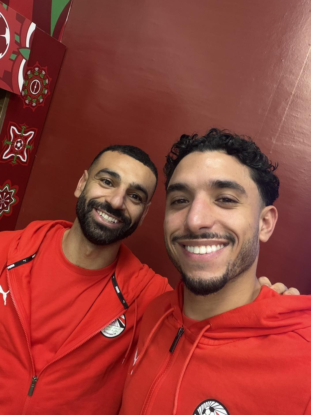 بصورة عالمية محمد صلاح يحتفل مع عمر مرموش بعد الريمونتادا القاتلة أمام زيمبابوي 4 محمد صلاح يحتفل مع عمر مرموش
