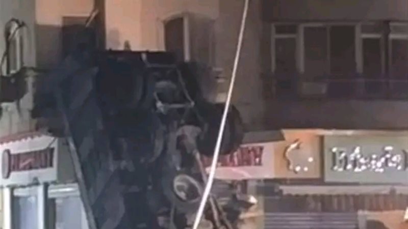 تفاصيل واقعة المريوطية سقوط سيارة نقل من أعلى الدائري واشتعال عقار سكني بالنيران 5 واقعة المريوطية سقوط سيارة نقل من أعلى الدائري