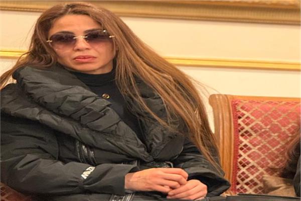بكلمات مؤثرة دوللي شاهين تستقبل المعزيين في رحيل والدتها بكنيسة القديس مار يوسف 2 عزاء والدة دوللي شاهين