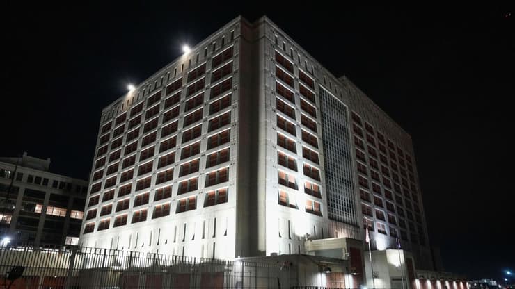 حجز نيكولاس مادورو في جحيم بروكلين من القصر إلى السجن وقاضٍ فيدرالي يهودي يبلغ 92 عاما يتولى محاكمته 5 مركز الاعتقال الذي يحتجز فيه مادورو في بروكلين