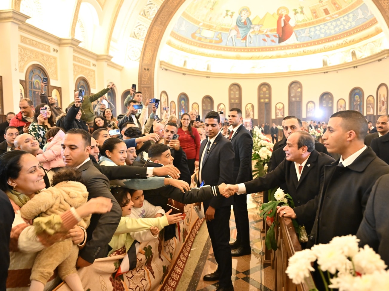 بالصور أجواء مبهجة في احتفالية عيد الميلاد بكاتدرائية ميلاد المسيح قبلة على وجه صغير واستلام رسالة مواطن 4 احتفالية عيد الميلاد