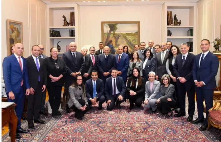 مصر تستعين بجراح القلوب البروفيسور مجدي يعقوب في مهمة خاصة بأفريقيا 4 فريق الدكتور مجدي يعقوب مع وزير الخارجية