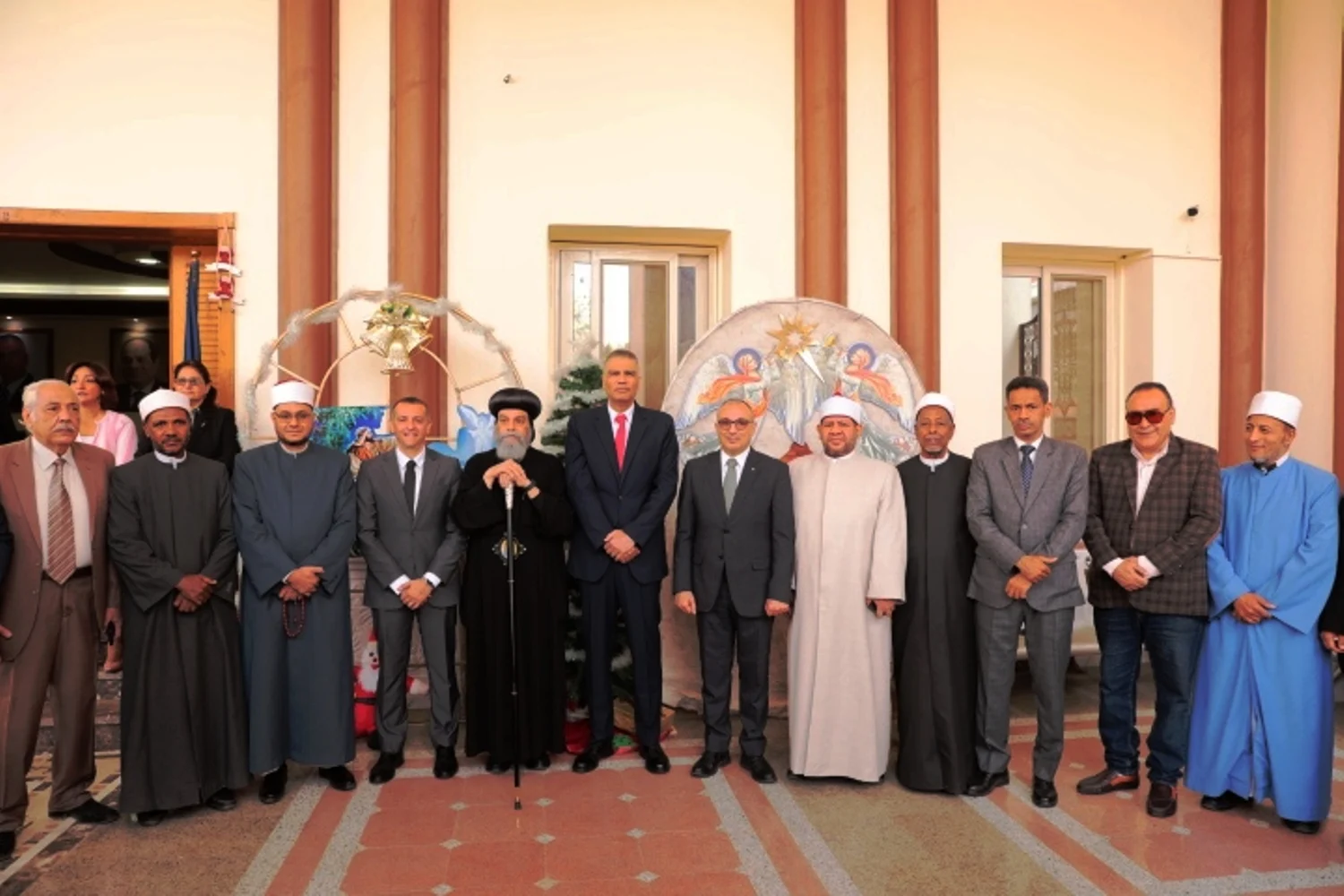 بمناسبة عيد الميلاد المجيد محافظ أسوان يوزع كروت تهنئة السيسى والهدايا للأطفال المسيحيين بجميع الطوائف 2 تهاني عيد الميلاد المجيد