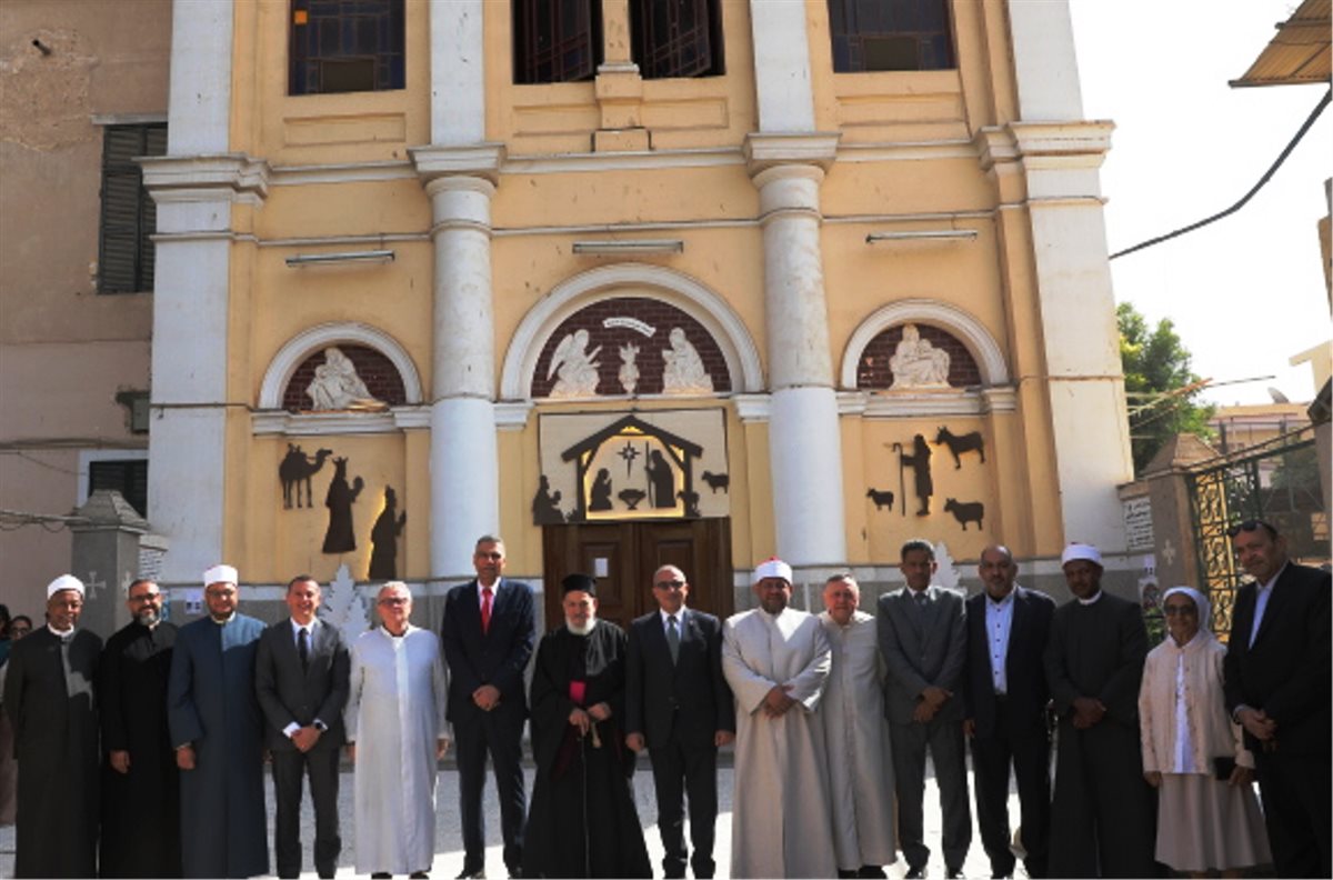 بمناسبة عيد الميلاد المجيد محافظ أسوان يوزع كروت تهنئة السيسى والهدايا للأطفال المسيحيين بجميع الطوائف 3 تهاني عيد الميلاد المجيد
