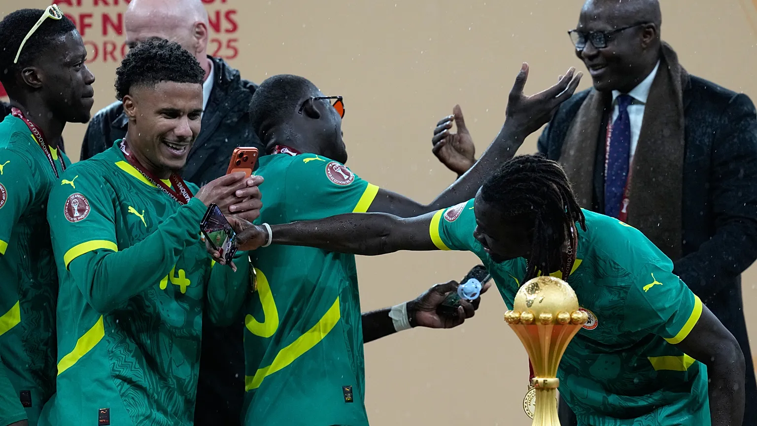 ساديو ماني يكسر صمته لقبنا سُرق في المكاتب رسالة نارية من قائد السنغال بعد منح الكأس للمغرب 3 سحب اللقب من السنغال ومنحه للمغرب