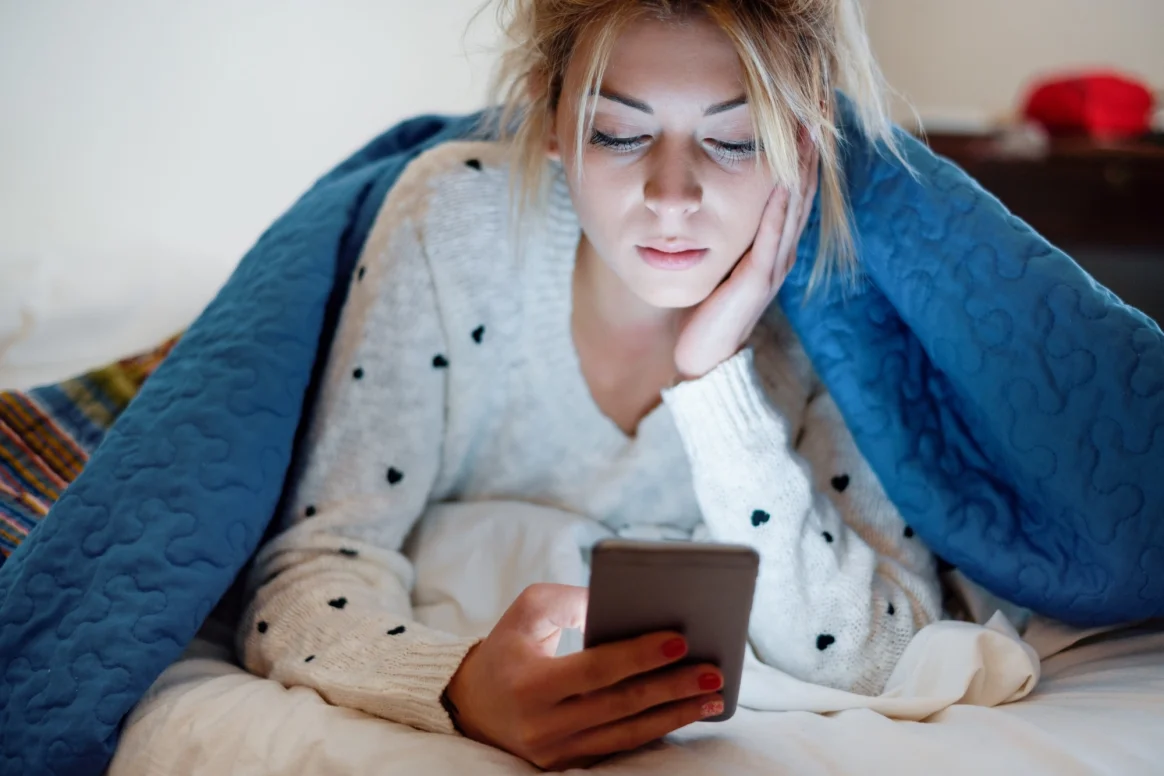 انتبه وباء جديد ينتشر بسبب الموبايل طبيبة تحذر 2 وباء ينتشر بسبب الموبايل