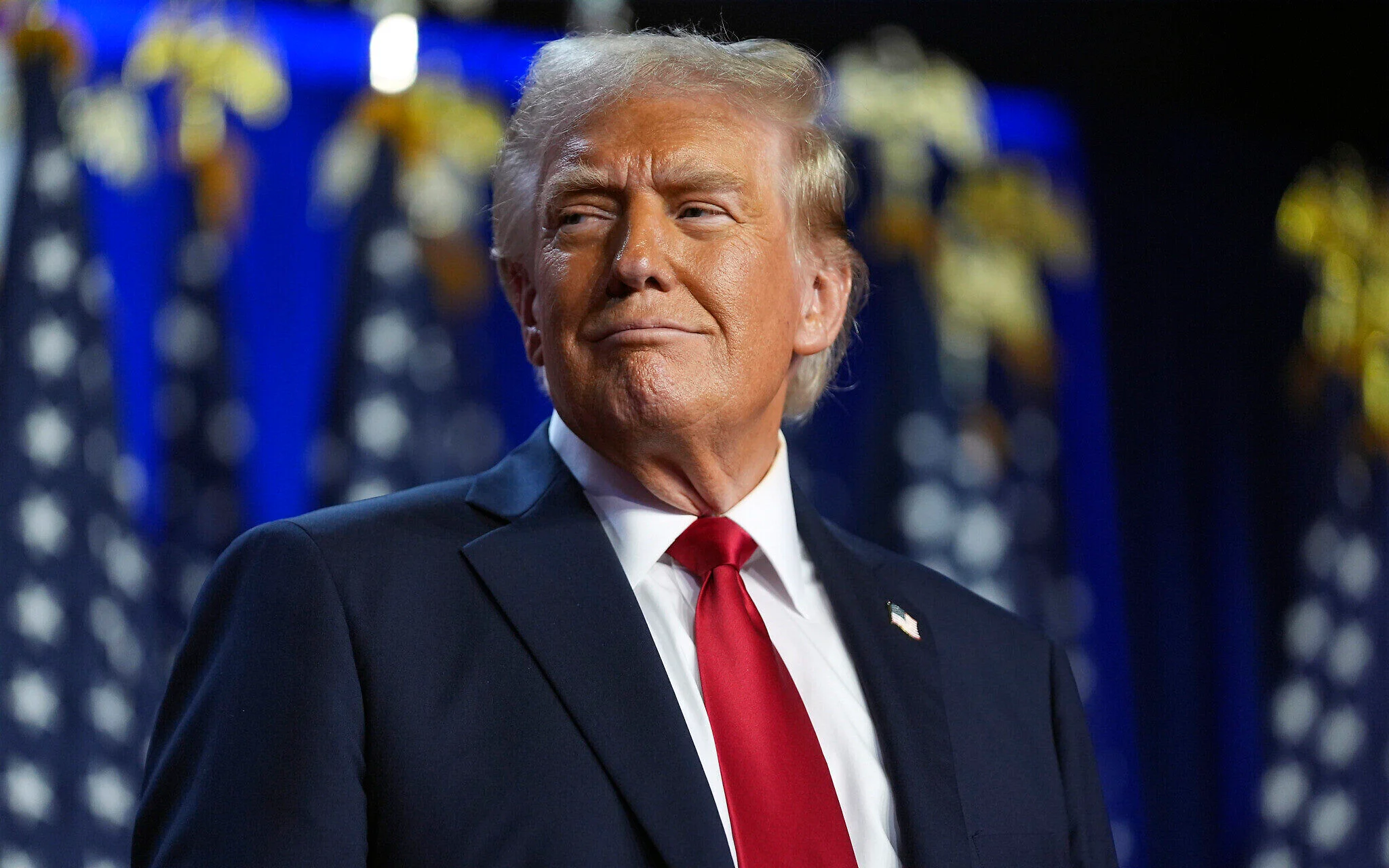 الرئيس الأمريكي دونالد ترامب يشعل حرب الرسوم الجمركية مع أوروبا 2 دونالد ترامب ينصب نفسه حاكم مؤقت لفنزويلا