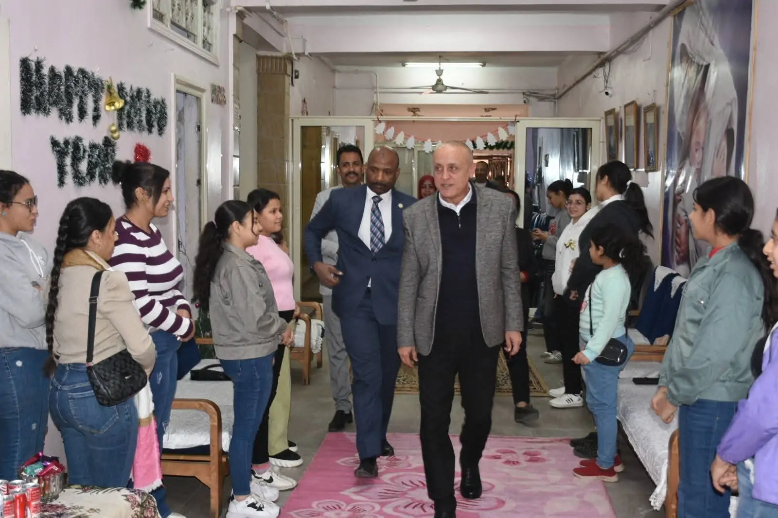 بمناسبة عيد الميلاد المجيد محافظ أسوان يوزع كروت تهنئة السيسى والهدايا للأطفال المسيحيين بجميع الطوائف 4 تهاني عيد الميلاد المجيد