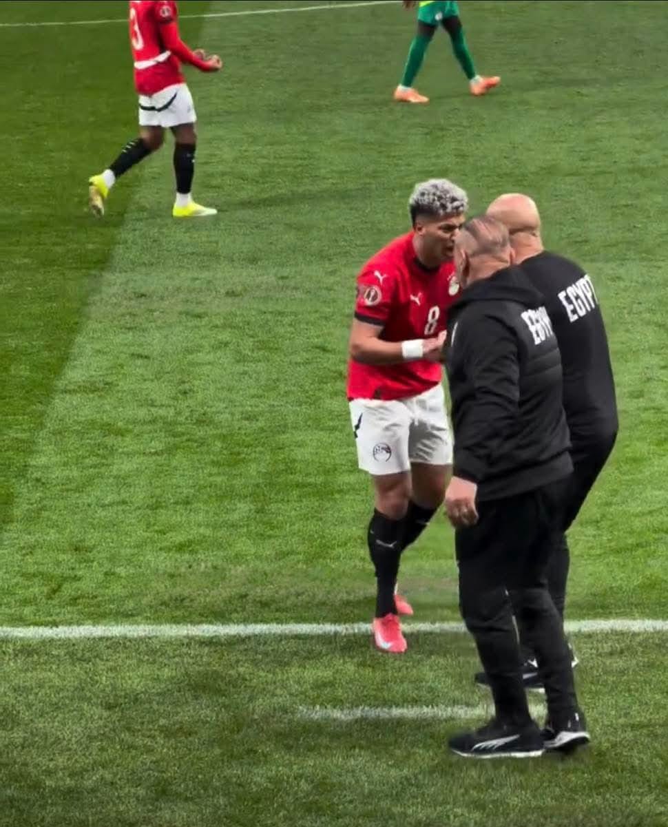 بالصور موقف غير متوقع لـ إمام عاشور بمباراة مصر والسنغال ولا واحد خد باله 2 إمام عاشور طلب تغيير شورته